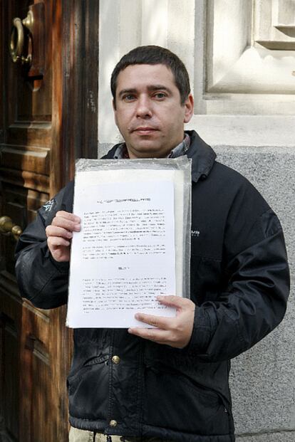 Javier Couso denuncia ante la Fiscalía la actuación del Gobierno, jueces y fiscales en la investigación de la muerte de su hermano.