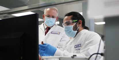 El primer ministro australiano junto con un miembro del equipo de la vacuna de AstraZeneca en unos laboratorios de Sydney. 