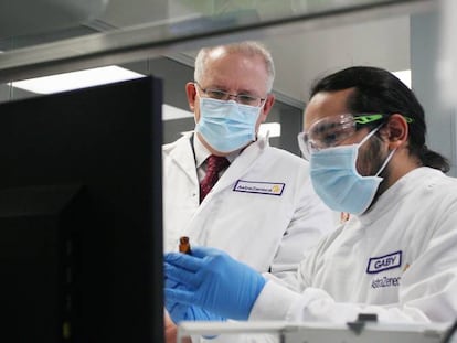 El primer ministro australiano junto con un miembro del equipo de la vacuna de AstraZeneca en unos laboratorios de Sydney. 