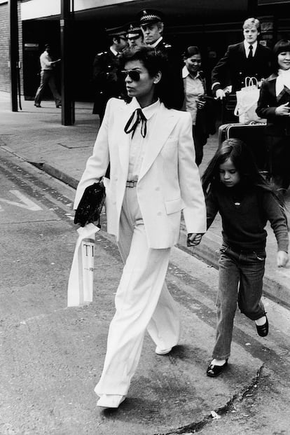 El de Bianca Jagger es uno de los atuendos nupciales más reconocidos de toda la historia. Para su boda con el músico Mick Jagger, celebrada en 1971, la actriz lo apostó todo a un traje blanco de chaqueta y falda (aderezado con pamela con velo) que ha servido como patrón para muchas novias posteriores. No fue, ni mucho menos, la única ocasión en la que se decantó por conjuntos similares. En los años posteriores era habitual verla por las calles haciendo sus quehaceres diarios enfundada en este tipo de trajes.