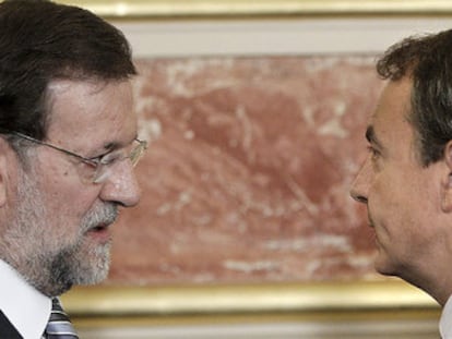José Luis Rodríguez Zapatero charla con Mariano Rajoy, durante los actos conmemorativos del Día de la Constitución.