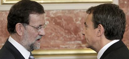 José Luis Rodríguez Zapatero charla con Mariano Rajoy, durante los actos conmemorativos del Día de la Constitución.