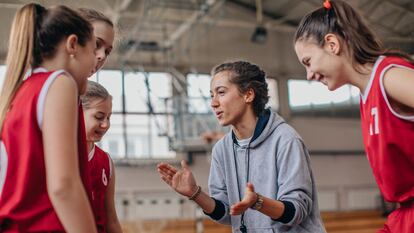 El deporte de equipo ayuda y fomenta las relaciones sociales sanas.