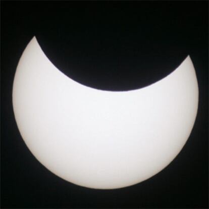 A las 10.55 de esta mañana la Luna ha cruzado el cielo de la Península situándose justo entre la Tierra y el Sol, provocando un eclipse anular que ha ensombrecido la mañana durante unos minutos.