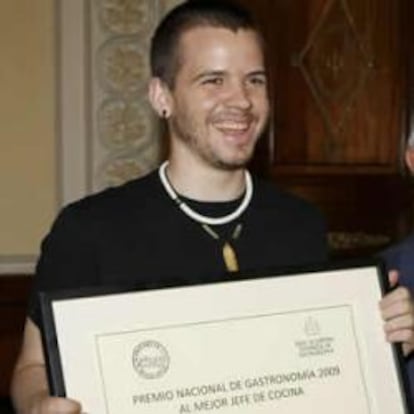 El cocinero David Muñoz, posa junto al presidente de la Real Academia Española de Gastronomía, Rafael Ansón, y al bodeguero Carlos Falcó, Marqués de Griñón, tras recibir el premio al Mejor Jefe de Cocina 2010, durante la entrega de los Premios Nacionales de Gastronomía que han tenido lugar hoy en Madrid.