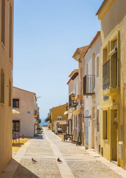 Una calle sin vecinos ni turistas en la isla de Tabarca.