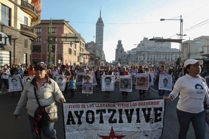 Marcha por los 43 estudiantes en DF