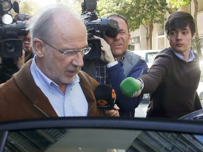 Rodrigo Rato entra en un coche tras salir esta tarde de su domicilio del barrio de Salamanca de Madrid.