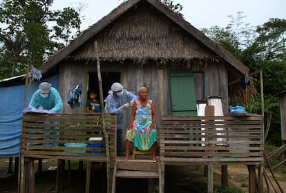 Maria Castro de Lima, 72, recebe uma dose da vacina contra a covid-19 em sua casa no município de Labrea, no interior do Amazonas.