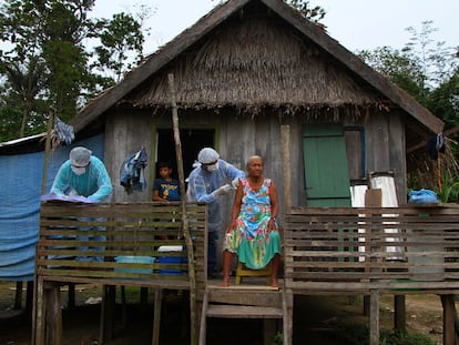 Maria Castro de Lima, 72, recebe uma dose da vacina contra a covid-19 em sua casa no município de Labrea, no interior do Amazonas.