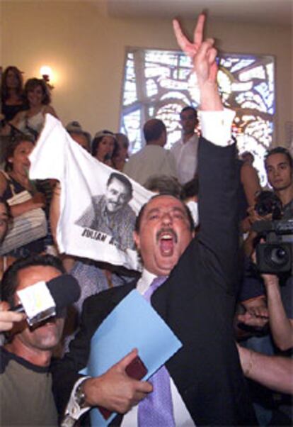 El ya ex alcalde de Marbella Julián Muñoz, ayer, rodeado de periodistas después del pleno.