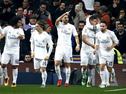 Els jugadors del Madrid celebren el tercer gol.