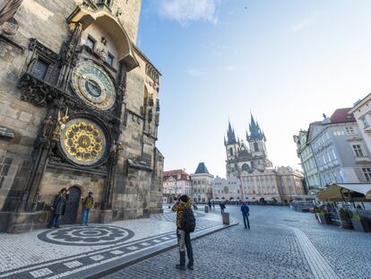 El reloj astronómico de Praga, original de la Edad Media, está formado por dos esferas. La inferior marca los meses del año y en la superior se representan las órbitas del sol y la luna. A los lados de la esfera se encuentran una serie de personajes: la muerte (un esqueleto), la vanidad (un hombre con un espejo) e incluso las invasiones turcas (un hombre de tez morena). Los 12 apóstoles desfilan en la parte superior cuando dan las horas. Hay varias leyendas sobre el reloj, como la de la autoría de la pieza. Aunque el reloj se atribuye oficialmente al relojero Nicolás Kadán y al astrónomo Jan Šinde, es 'vox populi' que fue Hanus Ruze quien lo fabricó, un artesano al cual dejaron ciego tras terminar su labor para que no pudiera reproducirla.