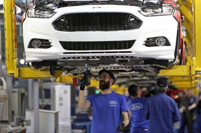 Trabajadores en la planta de Ford en Almussafes (Valencia).