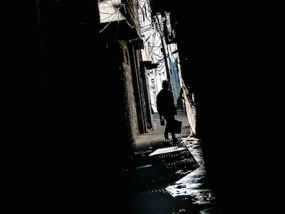 Una persona camina por los pasillos de uno de los barrios populares de la periferia bonaerense.