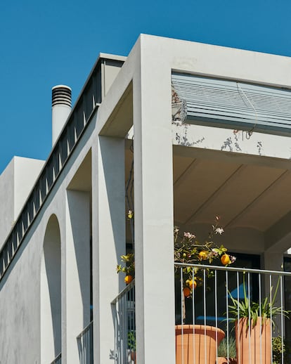 La casa del arquitecto Jaime Prous en Teià tiene unos pórticos inspirados en la vivienda del artista Xavier Corberó, en los que unas persianas alicantinas permiten controlar manualmente el sombreado y la ventilación.