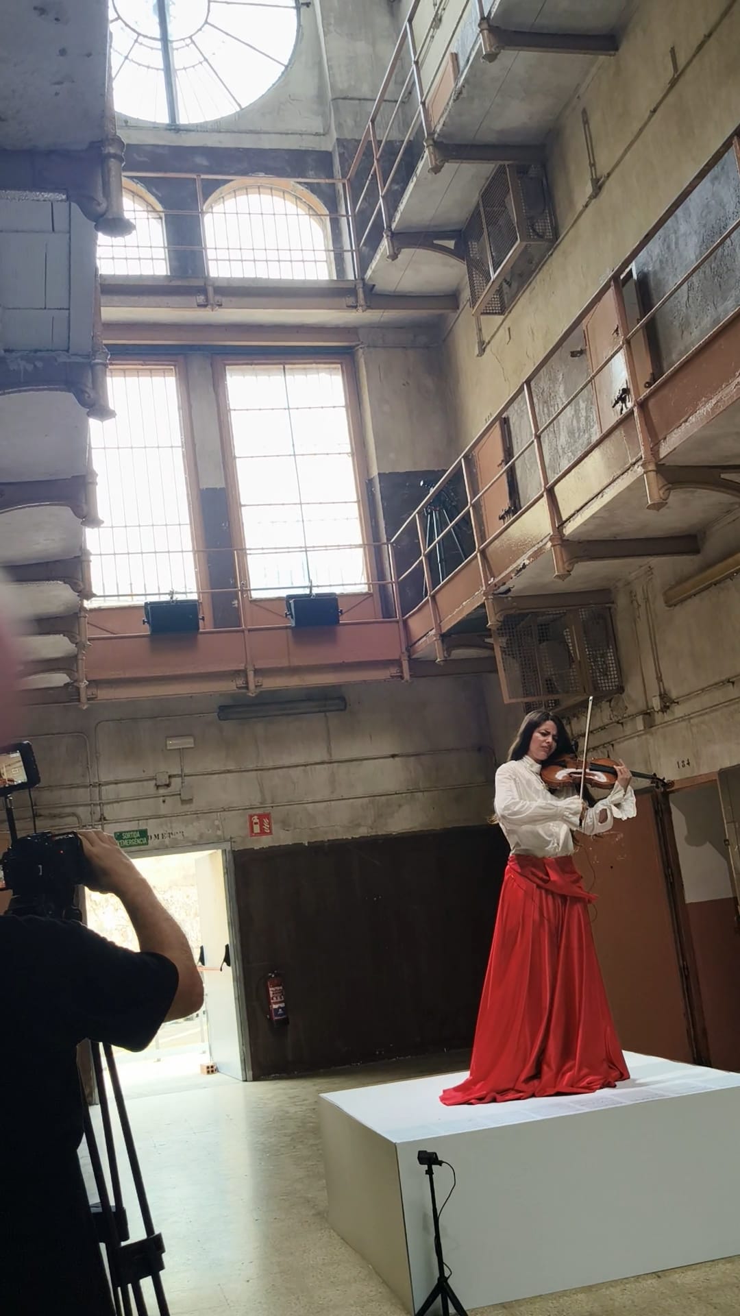 La artista Asia durante la actuación en la Modelo.