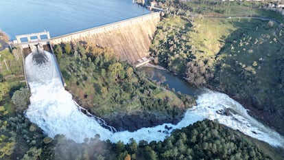 La presa del Burguillo, con compuertas abiertas para desembalsar agua.