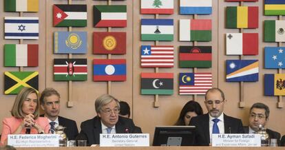 Mogherini, Guterres y el ministro jordano Safadi, este jueves en Roma.