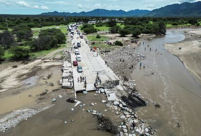 Una carretera partida por las aguas en la región Lambayeque, al norte del país.  En esa zona, los desbordes de ríos causaron desolación y pérdidas materiales.