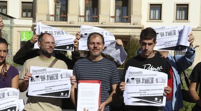 Varios de los sancionados por participar en las protestas del AVE, ante la Subdelegación de Gobierno de Alicante.