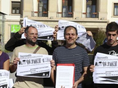 Varios de los sancionados por participar en las protestas del AVE, ante la Subdelegación de Gobierno de Alicante.