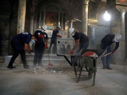 Voluntarios de Mosul, la tercera ciudad de Irak, ayudan en la reconstrucción de un templo católico para borrar las huellas de la brutalidad terrorista