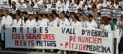 Protesta de los trabajadores del Hospital de la Vall d&acute;Hebron.