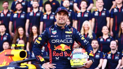 Checo Pérez, piloto de Red Bull, durante una sesión de fotos previo al Gran Premio de Abu Dabi, este domingo.