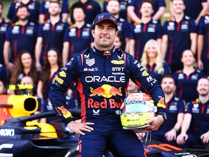 Checo Pérez, piloto de Red Bull, durante una sesión de fotos previo al Gran Premio de Abu Dabi, este domingo.
