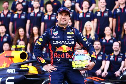 Checo Pérez, piloto de Red Bull, durante una sesión de fotos previo al Gran Premio de Abu Dabi, este domingo.