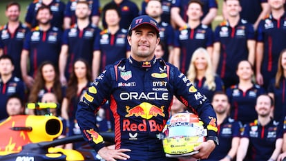 Checo Pérez, piloto de Red Bull, durante una sesión de fotos previo al Gran Premio de Abu Dabi, este domingo.