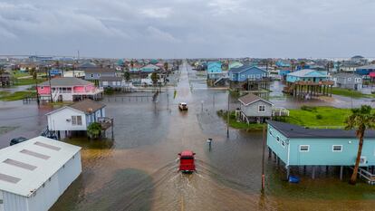 Barrios inundados por el paso de la tormenta tropical 'Alberto' en Surfside Beach (Texas), el 19 de junio.