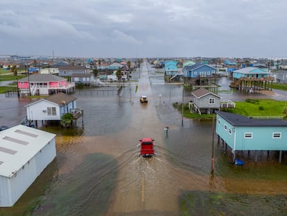 Barrios inundados por el paso de la tormenta tropical 'Alberto' en Surfside Beach (Texas), el 19 de junio.