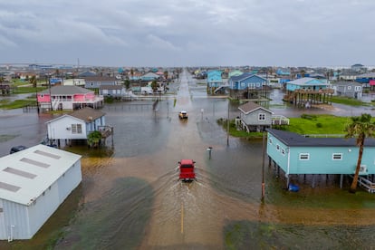 Barrios inundados por el paso de la tormenta tropical 'Alberto' en Surfside Beach (Texas), el 19 de junio.