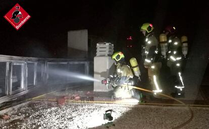 Bomberos de Benidorm en la azotea del edificio siniestrado en una imagen del Twitter de los primeros.