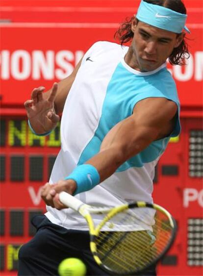 El tenista español Rafael Nadal devuelve la pelota al bielorruso Max Mirnyi durante el partido del torneo de Queens