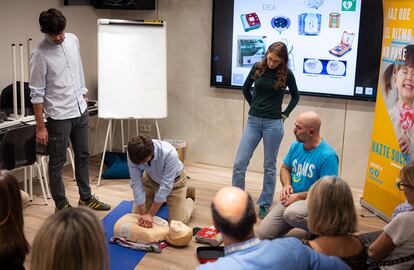 Taller de reanimación cardiopulmonar organizado por la Asociación SAMS en Barcelona.