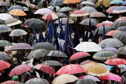 La procesión del Santo Encuentro, que recorre Ferrol en Viernes Santo, se abre paso entre paraguas.