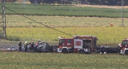 Los equipos de emergencia y bomberos, junto al avión siniestrado en el aeropuerto de San Pablo de Sevilla.