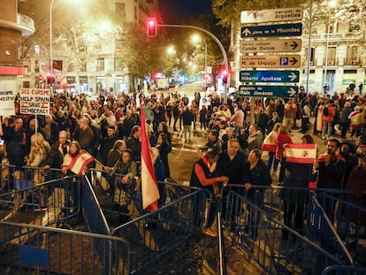 Concentración convocada contra la ley de amnistía frente a la sede del PSOE de la calle Ferraz, este domingo.