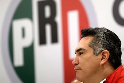 El presidente del Partido Revolucionario Institucional (PRI), Alejandro Moreno, en una conferencia de prensa de 2021.