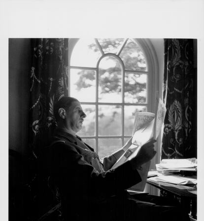 De Gaulle lee en su casa en Berkhamsted, Inglaterra, el 7 de octubre de 1941.