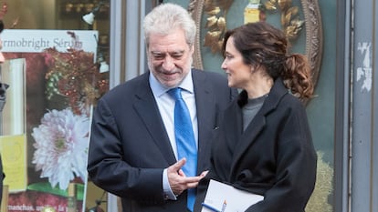 Isabel Díaz Ayuso, presidenta de la Comunidad de Madrid, junto a su asesor Miguel Ángel Rodríguez, el 4 de diciembre de 2023, en Madrid.