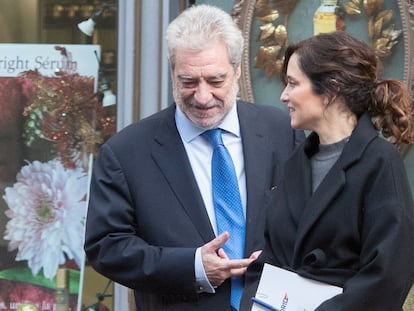 Isabel Díaz Ayuso, presidenta de la Comunidad de Madrid, junto a su asesor Miguel Ángel Rodríguez, el 4 de diciembre de 2023, en Madrid.