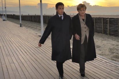 Sarkozy y Merkel pasean por la playa de Deauville, en el norte de Francia, el pasado 18 de octubre.