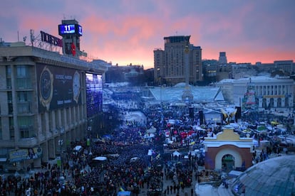 Policías antidisturbios bloquean a varios activistas ucranianos Pro-Unión Europea en la Plaza de la Independencia en Kiev, Ucrania.