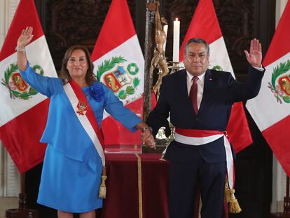 Boluarte juramenta a Gustavo Adrianzén como nuevo primer ministro, este miércoles en Lima (Perú).