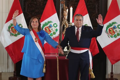 Boluarte juramenta a Gustavo Adrianzén como nuevo primer ministro, este miércoles en Lima (Perú).