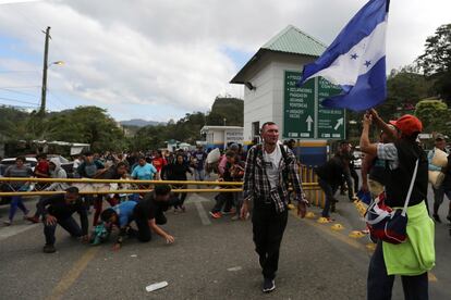 O corredor da América Central mudou desde o aparecimento das primeiras caravanas maciças de migrantes no final de 2018. Na imagem, os cidadãos hondurenhos pulam o controle aduaneiro em Aguas Calientes (Honduras) para atravessar para a Guatemala, no dia 16 de janeiro.